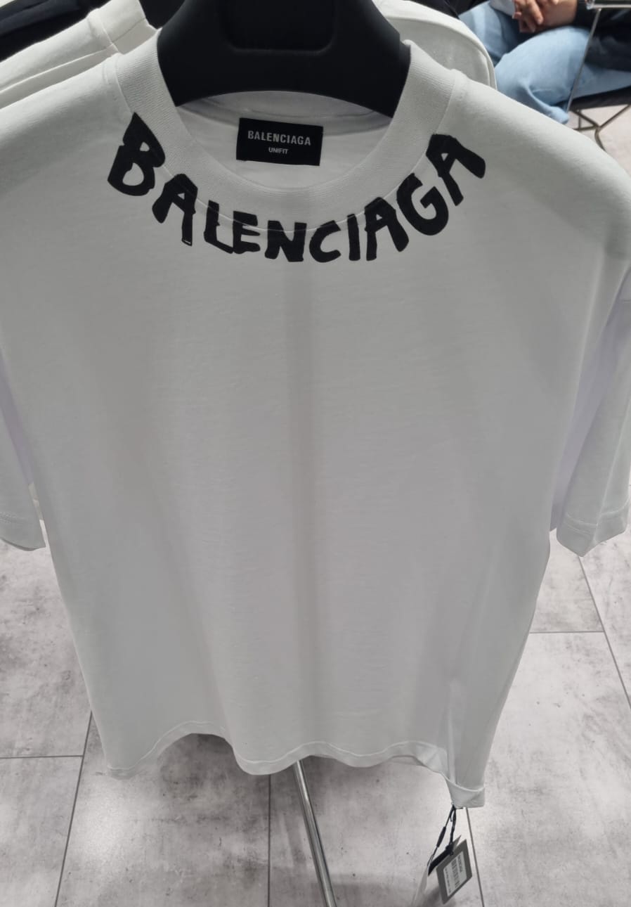 Proponer pesadilla Nos vemos mañana Balenciaga T-shirt with Logo - Exclusive Sneakers SA